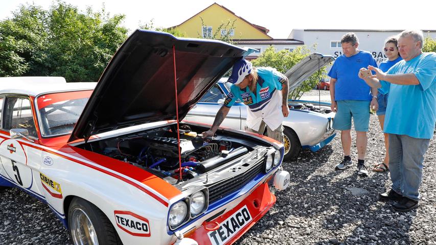 Capri I, II, III — auf dem Gelände des Sportheimes in Postbauer war der Ford Capri in fast allen Variationen zu bewundern. Einige Fans waren von weither angereist.;