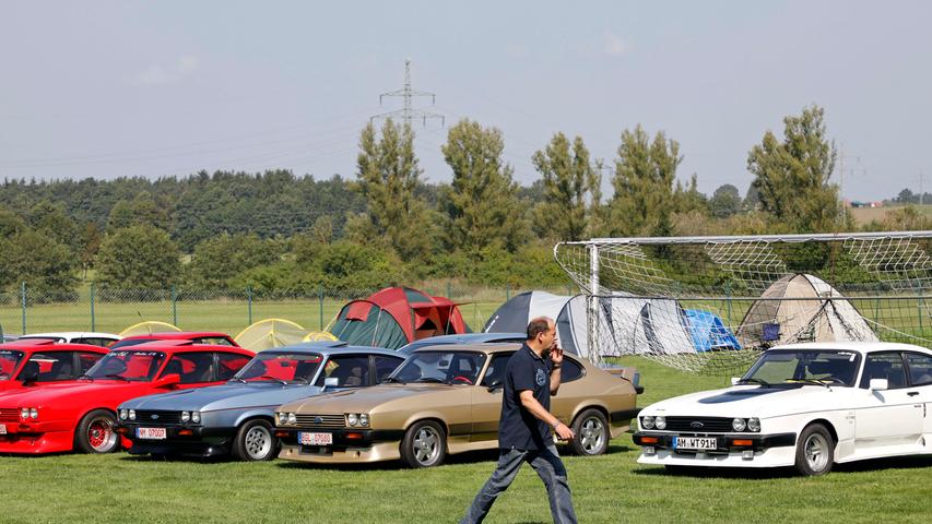 Capri I, II, III — auf dem Gelände des Sportheimes in Postbauer war der Ford Capri in fast allen Variationen zu bewundern. Einige Fans waren von weither angereist.;