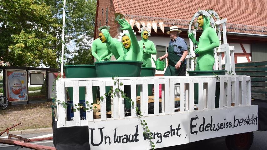 Kunterbunt und wild: Poppenreuth feiert Kärwa