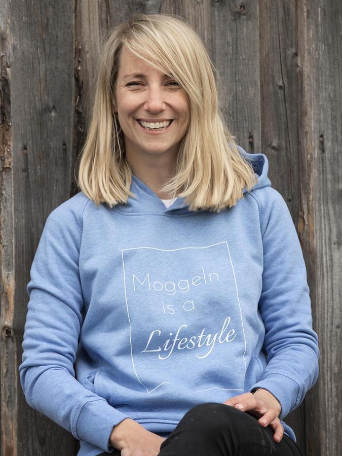 "Moggeln is a Lifestyle" steht auf dem Pullover, den Jeannette Daschner trägt.
