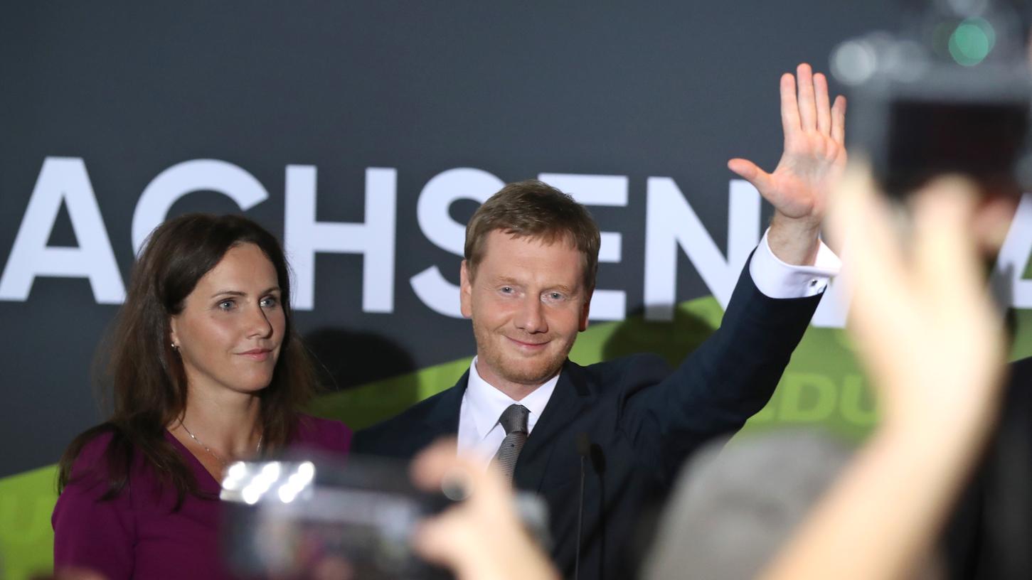 Michael Kretschmer, Ministerpräsident von Sachsen, zeigte sich bei der CDU-Wahlparty zumindest seinen Gesten zufolge zufrieden mit den ersten Hochrechnungen.