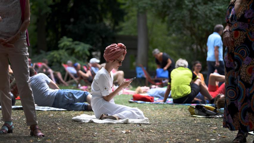 Der Sonntag beim Poetenfest: Entspannte Stimmung im Erlanger Schlossgarten