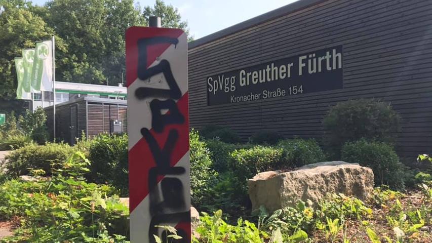 Schon vor der Geschäftsstelle der SpVgg Greuther Fürth wird man in der Kronacher Straße auf das Kleeblatt aufmerksam.