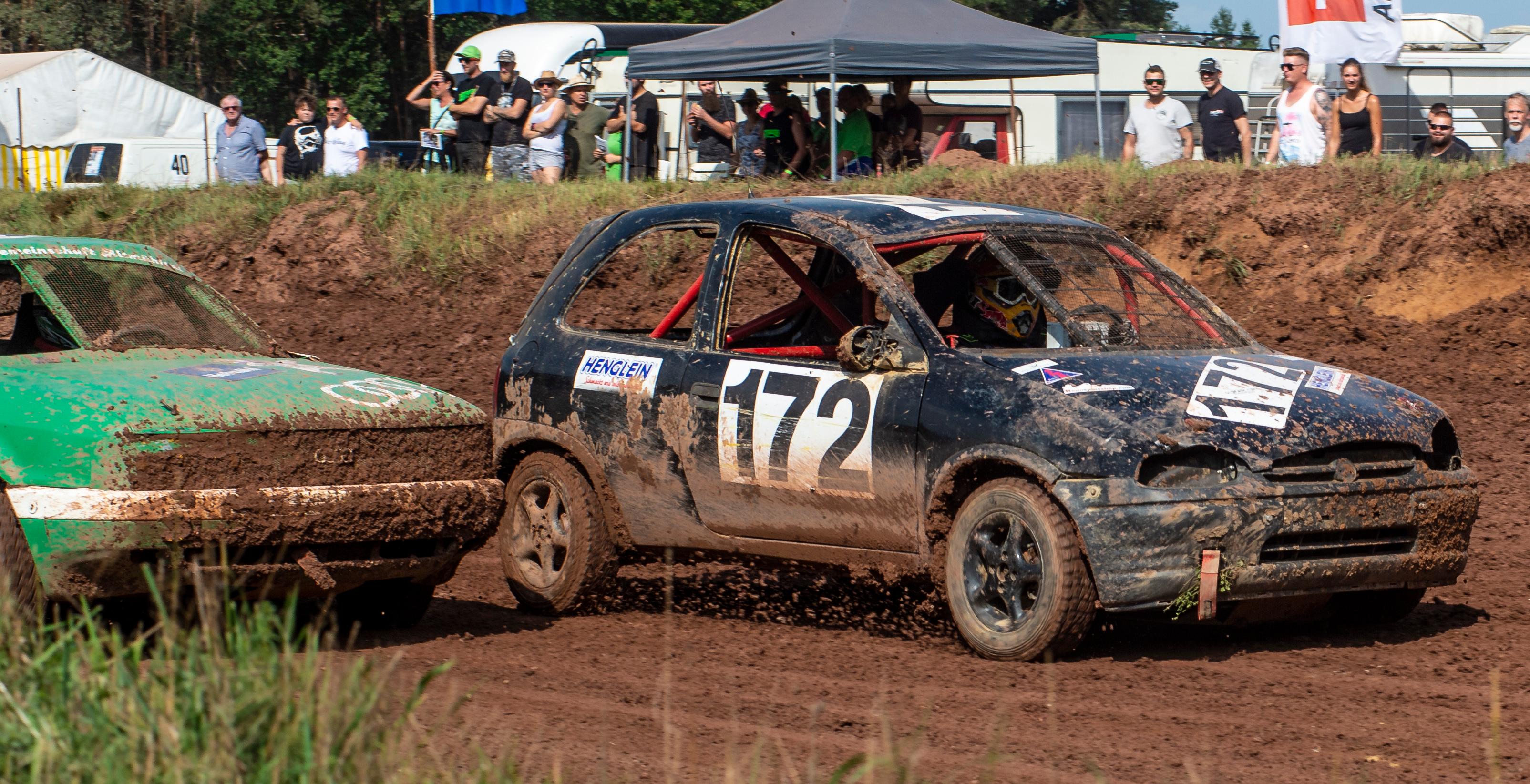 Matsch, Dellen, fliegende Autos: So war das Stock-Car-Rennen