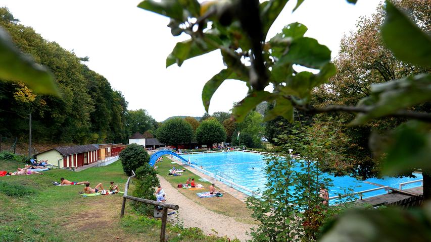 Am Fuße der Neideck thront keine Burg, aber das Familienschwimmbad Streitberg. Es wurde 1931 erbaut und steht seit 2008 unter Denkmalschutz.