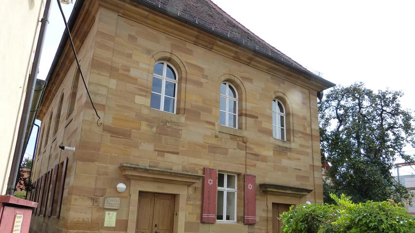 Sie ist als eine der größten Dorfsynagogen in Oberfranken erbaut worden, diente nach dem Zweiten Weltkrieg über zwei Jahrzehnte als Lagerraum, bis die Gemeinde das Anwesen 1975 kaufte. Es folgte ein mehrjährige Sanierung. Heute ist es auch Ort eines jüdischen Museums.