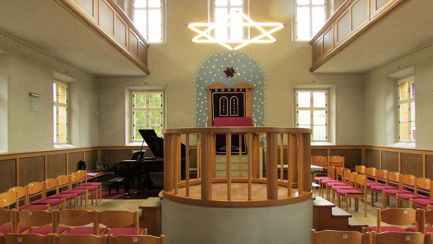 Einblicke gibt es von 13 Uhr bis 18 Uhr, Führungen 15 Uhr und 16 Uhr, ab 18 Uhr beginnt ein Klavier- und Gesangabend (Karte 15 Euro). Synagogenbesucher sollten an entsprechende Bekleidung, Männer an eine Kopfbedeckung denken.