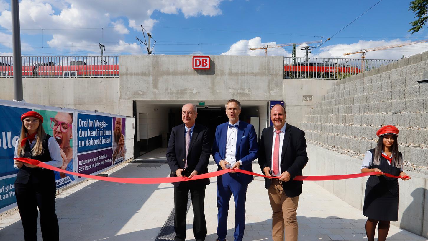 Regierungspräsident Dr. Thomas Bauer, Andreas Rudolf, Leiter Regionalbereich Süd der Deutschen Bahn und Christian Vogel, Bürgermeister der Stadt Nürnberg, (von links nach rechts) eröffnen den Osttunnel Südosteingang.