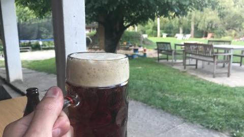 Prost! Wanderreporter Kevin lässt es sich in Egloffstein gutgehen