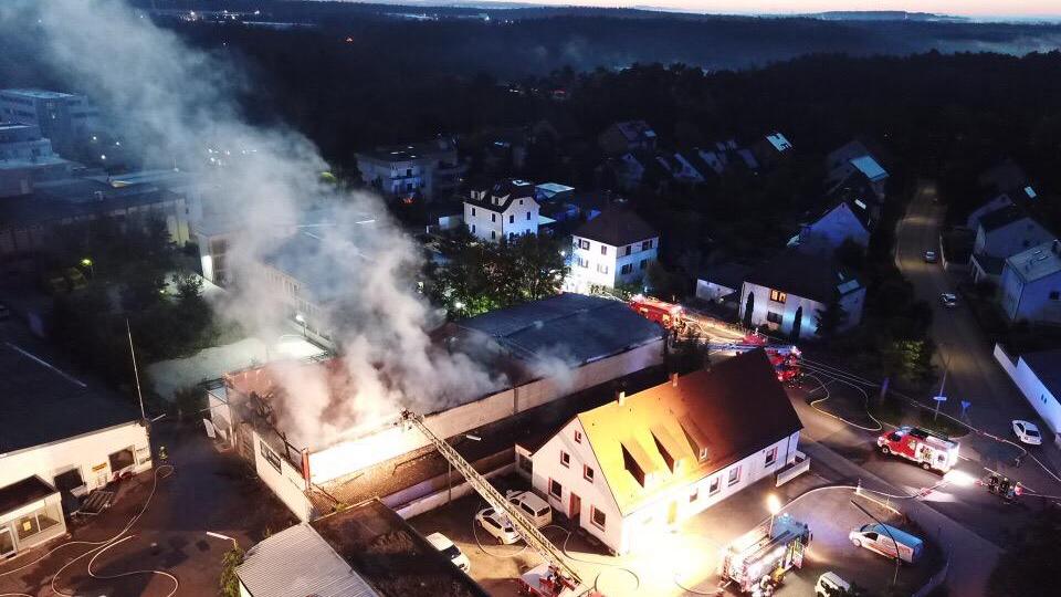 In der Hilpoltsteiner Straße brannte eine Lagerhalle.