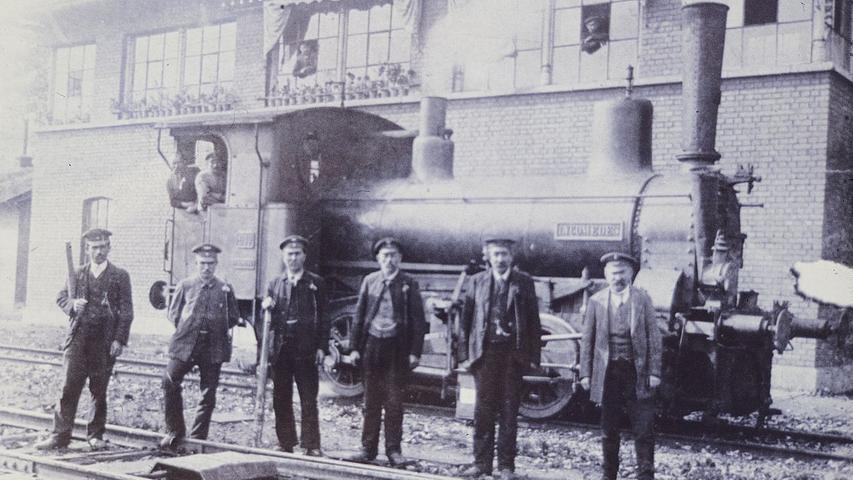 Eine Dampflok samt Mannschaft im Treuchtlinger Bahnhof – hier vermutlich eine zwischen 1878 und 1897 gebaute bayerische Güterzugtenderlokomotive der Baureihe D IV.