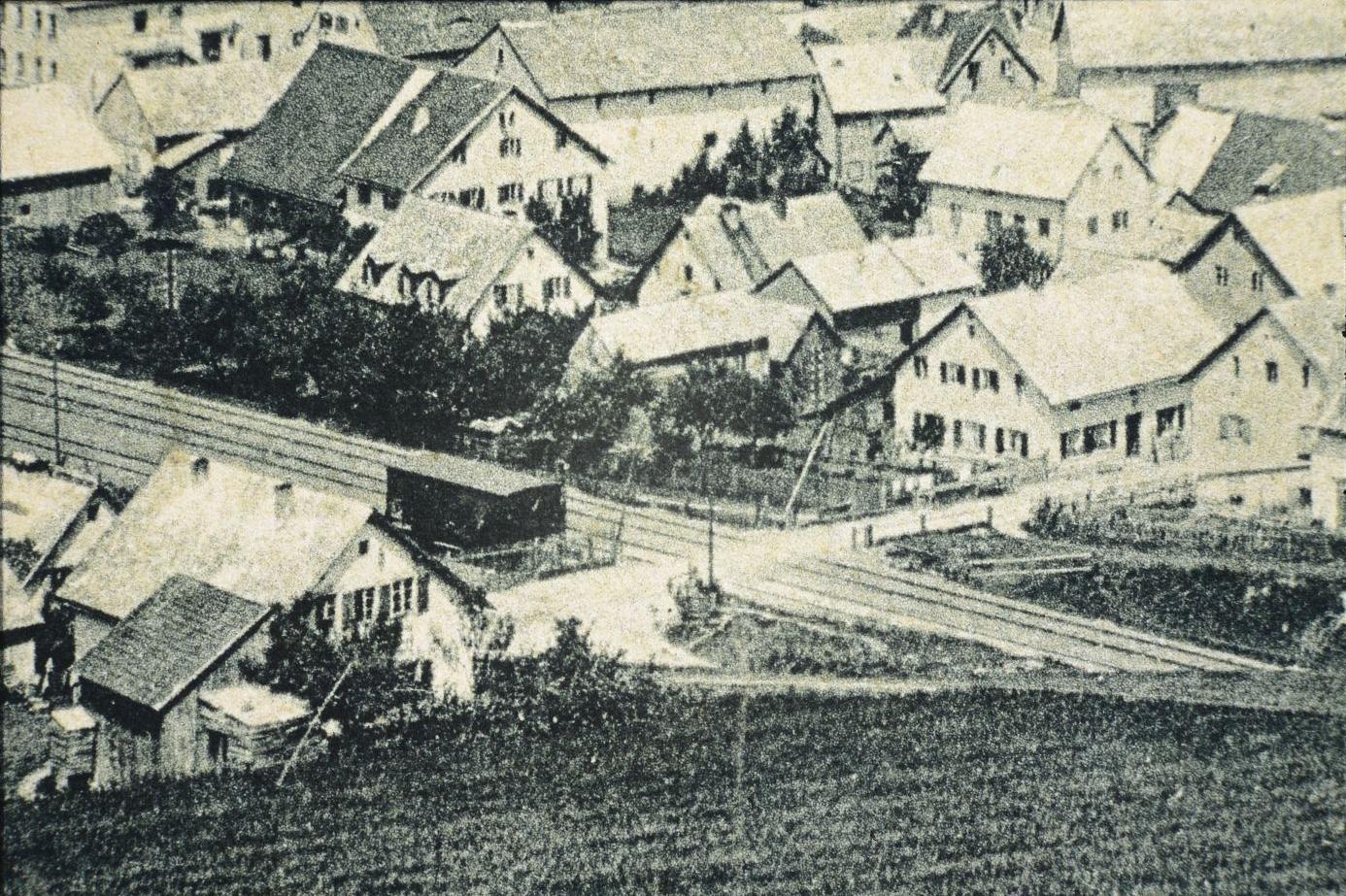 Einer der drei beschrankten Treuchtlinger Bahnübergänge, die bis Ende des 19. Jahrhunderts mangels Unterführungen die durch die Gleise "geteilte" Stadt verbanden - vermutlich über eine der ab 1890 zum Doppelgleis ausgebauten Strecken Ingolstadt-Treuchtlingen-Pleindeld oder Treuchtlingen-Ansbach.