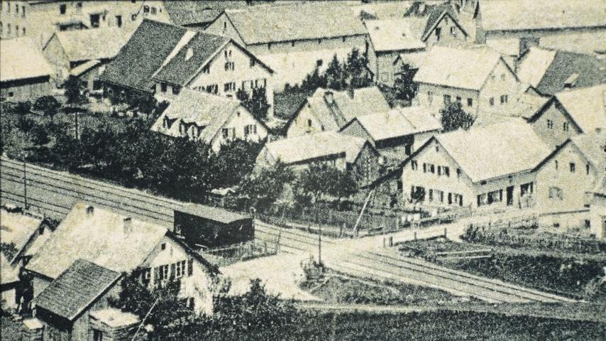 Einer der drei beschrankten Treuchtlinger Bahnübergänge, die bis Ende des 19. Jahrhunderts mangels Unterführungen die durch die Gleise "geteilte" Stadt verbanden - vermutlich über eine der ab 1890 zum Doppelgleis ausgebauten Strecken Ingolstadt-Treuchtlingen-Pleindeld oder Treuchtlingen-Ansbach.