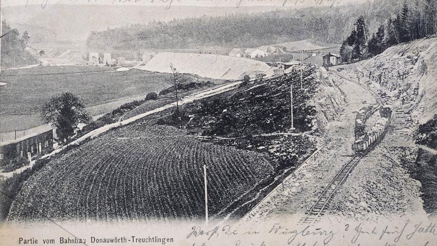 Ansicht eines Bergdurchschnitts während des Baus der Bahnstrecke Treuchtlingen-Donauwörth zwischen 1901 und 1906.