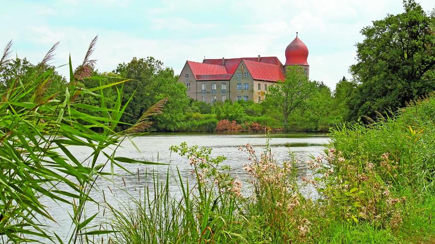 Das Wasserschloss Neuhaus, Schloßstraße 24 in Adelsdorf, kann von 11 Uhr bis 17 Uhr besucht werden (Führungen: 12.30 Uhr, 14 Uhr, 15.30 Uhr).