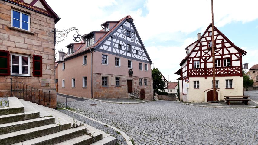 In Cadolzburg ist das Wirtshaus am Marktplatz sehenswert. Von 11 Uhr bis 15 Uhr öffnet das zweigeschossige Satteldachhaus mit einem verputzten Fachwerk im Obergeschoss seine Pforten.