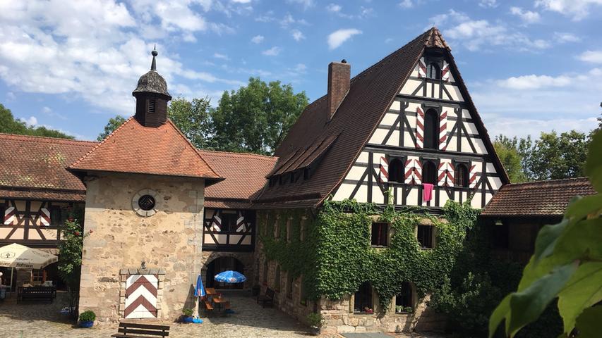 Nahe Ipsheim thront die malerische Burg Hoheneck über der Windsheimer Bucht, die heute Bildungsstätte des Kreisjugendrings Nürnberg ist. Sie kann am Sonntag besichtigt werden. Es gibt auch ein Programm und Essen sowie Kaffee und Kuchen im Innenhof.