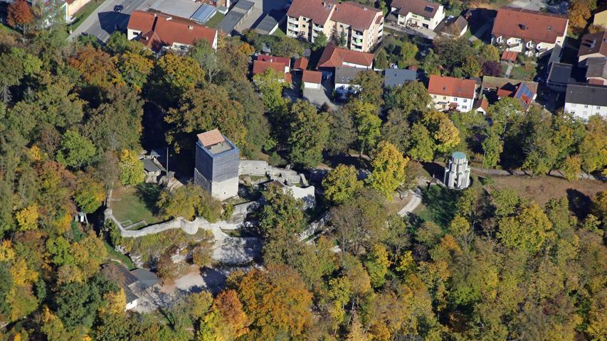 Die Burganlage der Treuchtlinger Ritter Obere Veste empfängt von 14 Uhr bis 19 Uhr Besucher. Um 16 Uhr gibt es eine Schmiedevorführung.
