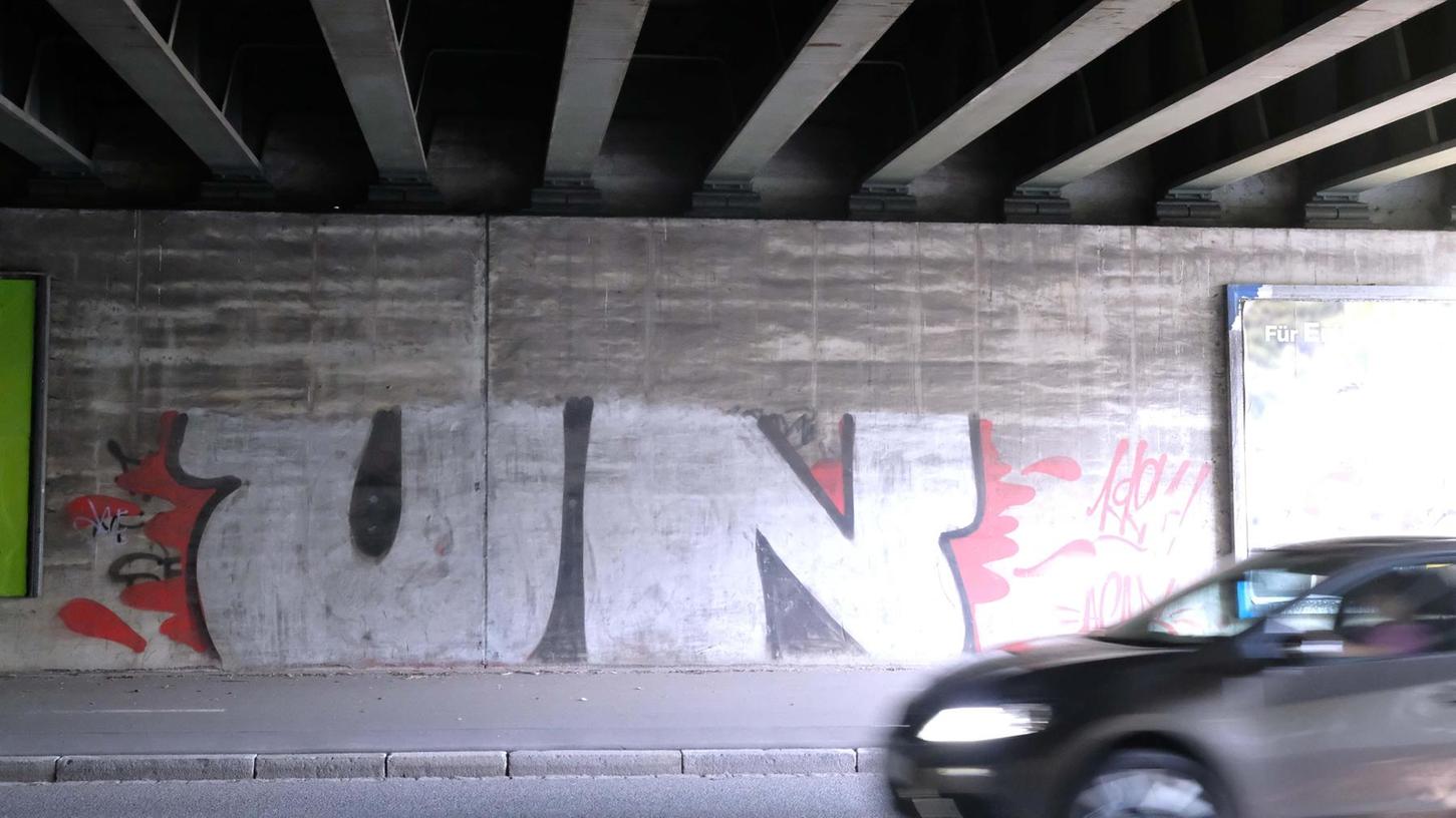 Fan-Aufkleber und Graffiti: Stadt kann nur bedingt eingreifen