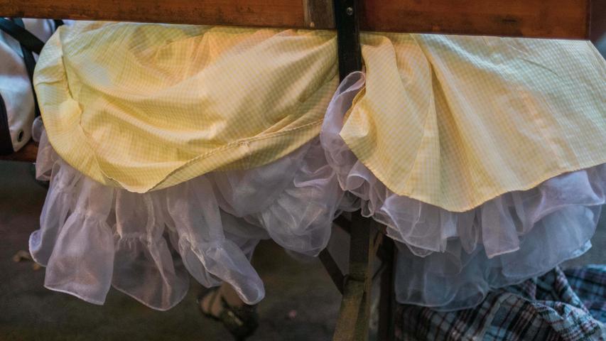 Dresscode des Abends: Traditional. Das heißt Petticoat und für die Männer langärmliges Hemd.