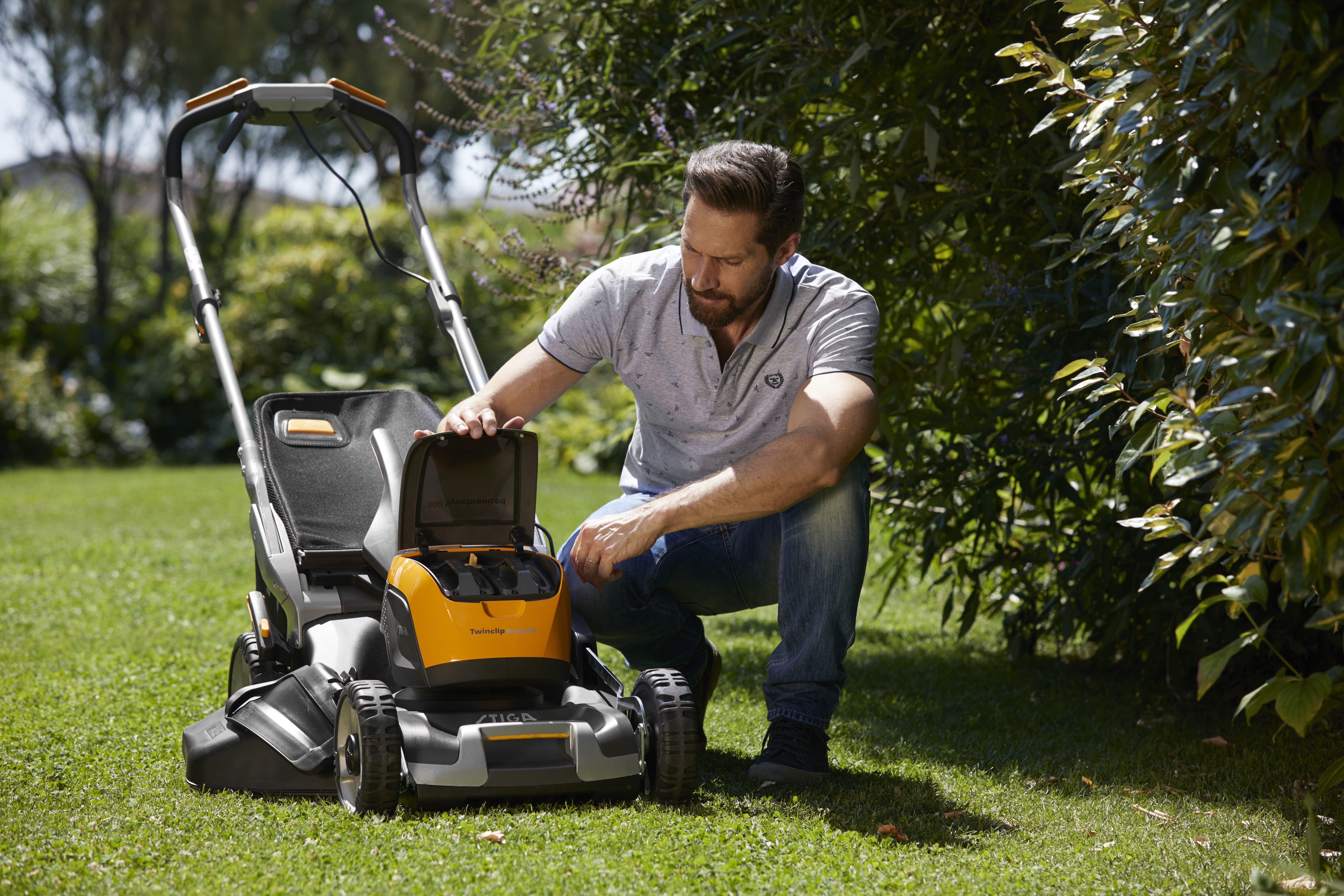 Ein Rasenmäher kann einen Wert von bis zum 90 Dezibel erreichen und liegt dabei bereits im Beschädigungsbereich des Gehörs. Arbeiter, die einem Lärmpegel ab 85 Dezibel ausgesetzt sind, müssen einen Hörschutz tragen.