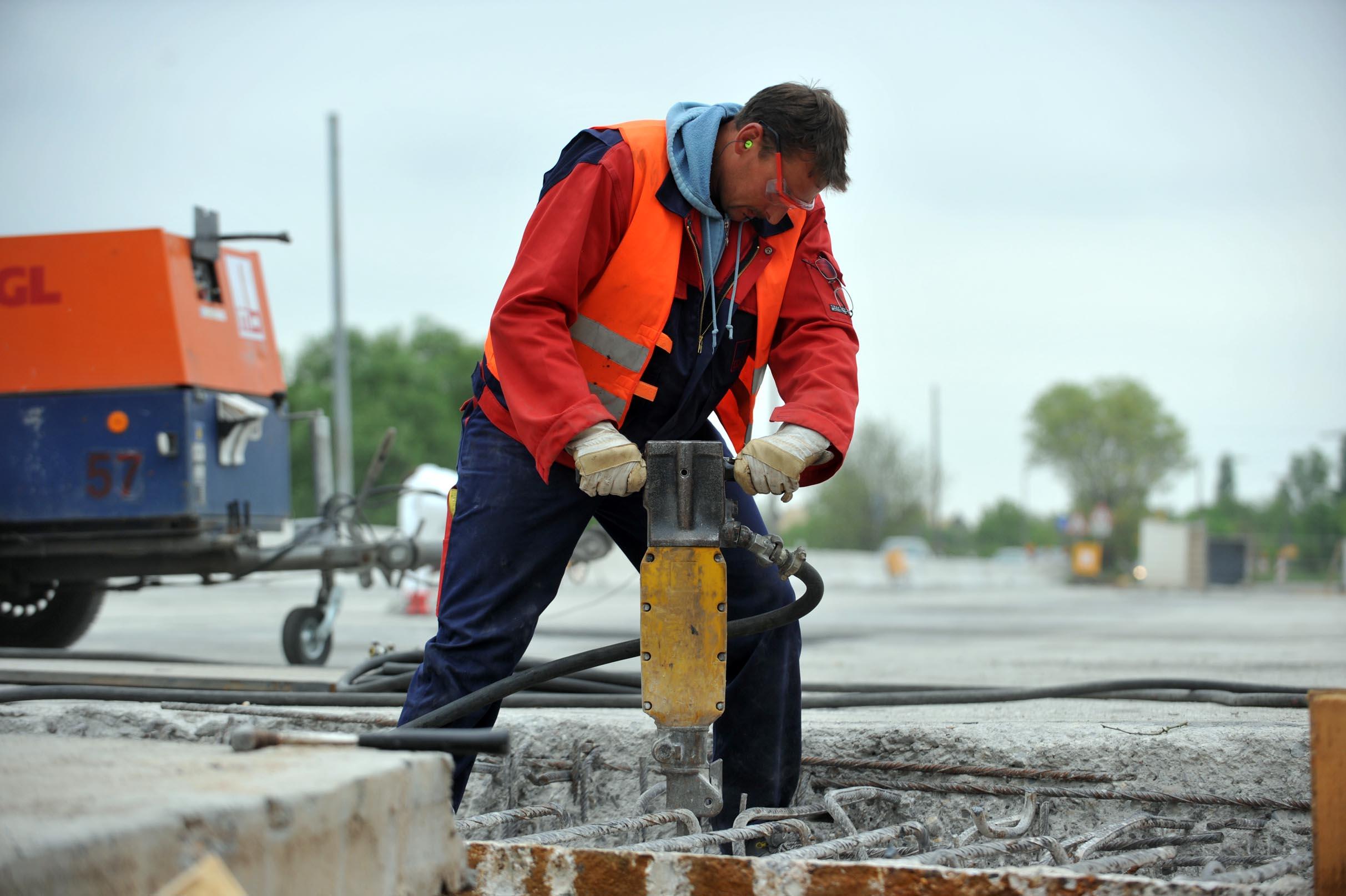 Nochmal deutlich lauter ist ein Presslufthammer, der in einer Entfernung von rund zehn Metern einen Krach von bis zu 100 Dezibel produziert und damit die offizielle "Unbehaglichkeitsgrenze" erreicht.