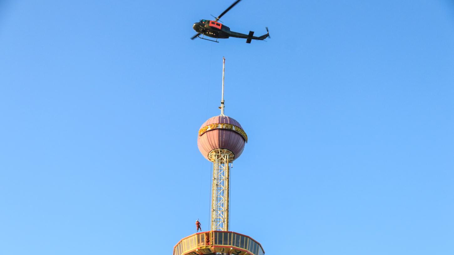 Ein Hubschrauber rettete die Fahrgäste aus 60 Metern Höhe.