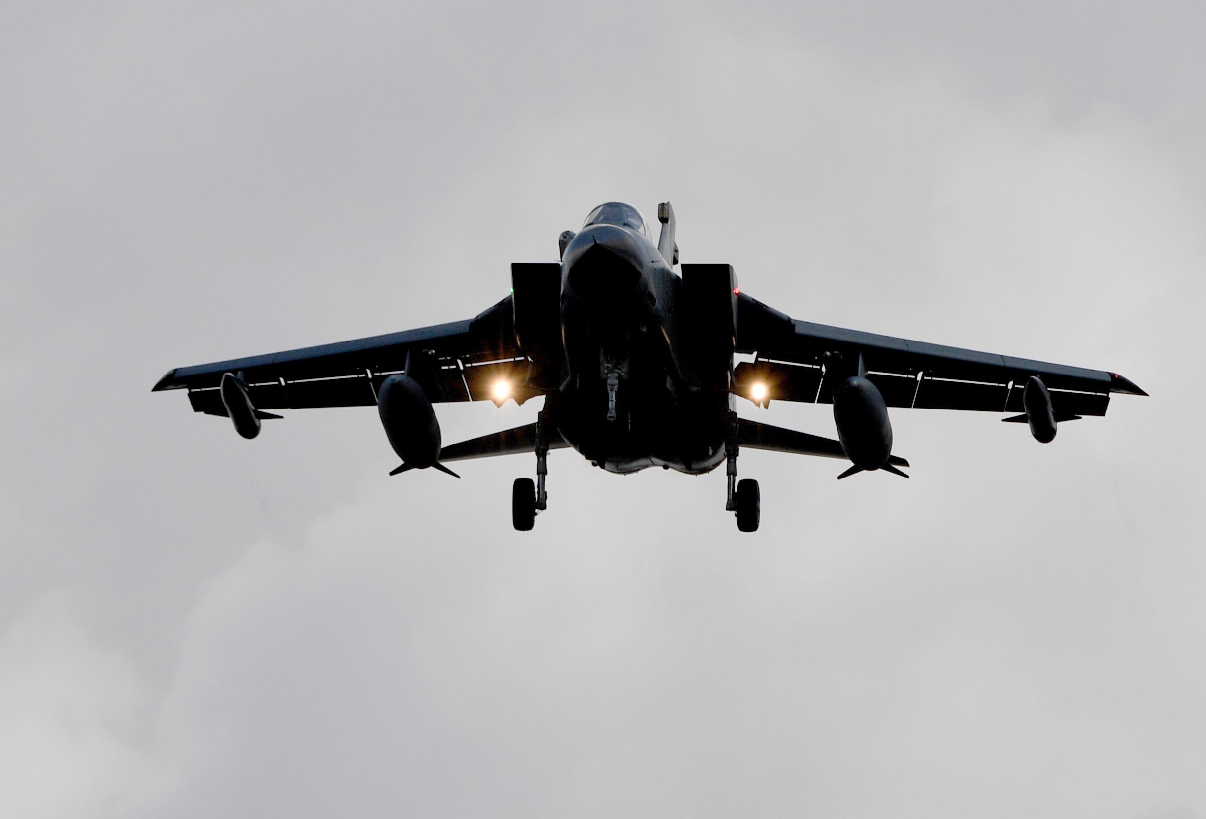 Ab einem Wert von 120 Dezibel sind schon nach kurzer Zeit Hörschädigungen möglich. Ein Düsenflugzeug übertrifft das noch mit einem Lärmpegel von bis zu 130 Dezibel. Hier liegt auch die Schmerzgrenze unseres Gehörs.