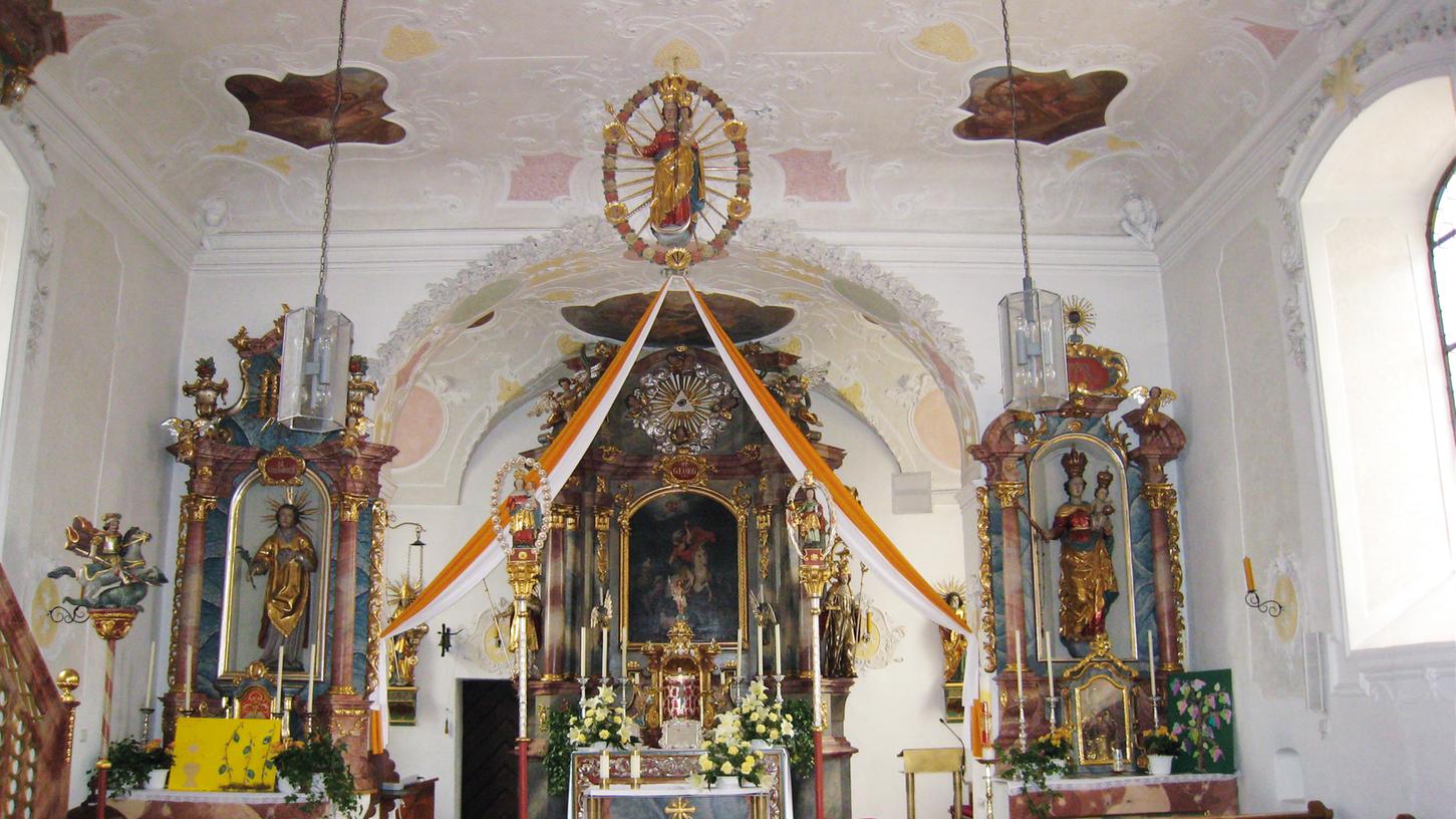 Die Göggelsbucher Kirche glänzt mit schönen Stuckarbeiten. Die Göggelsbucher Kirche glänzt mit schönen Stuckarbeiten.