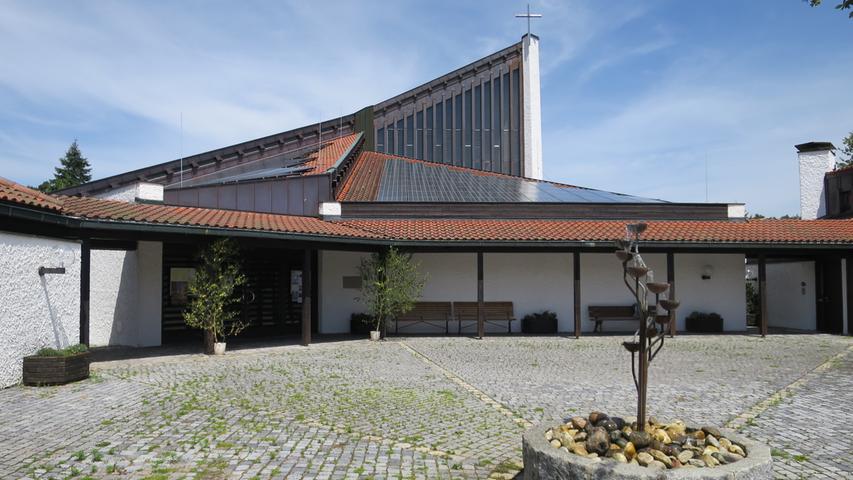Die Architektur der 1977/78 erbauten Kirche nahm die neue Lehre nach dem 2. vatikanischen Konzil auf.
 Nürnberger Straße 49, Schwand
 Führung um 9.30 Uhr.