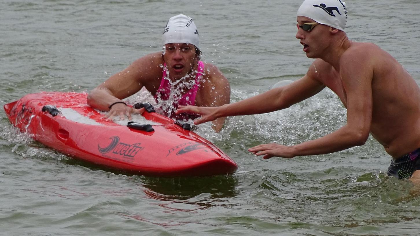 DLRG-Schwimmer fighten im See um den Sieg