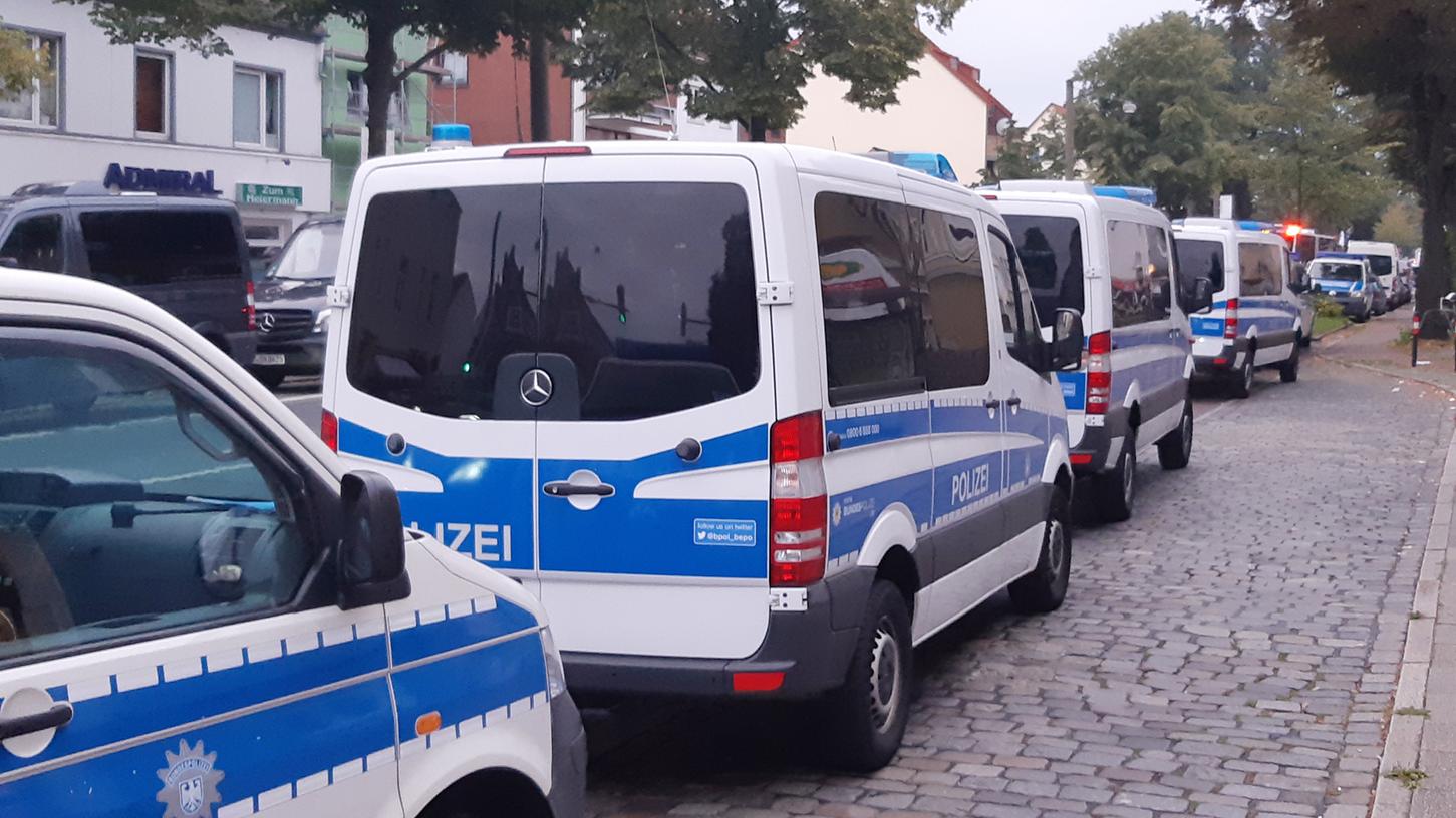 Mit einem Großaufgebot von 620 Beamten ist die Polizei in Nürnberg, Bremen und im niedersächsischen Ritterhude gegen mutmaßliche Schleuser vorgegangen.