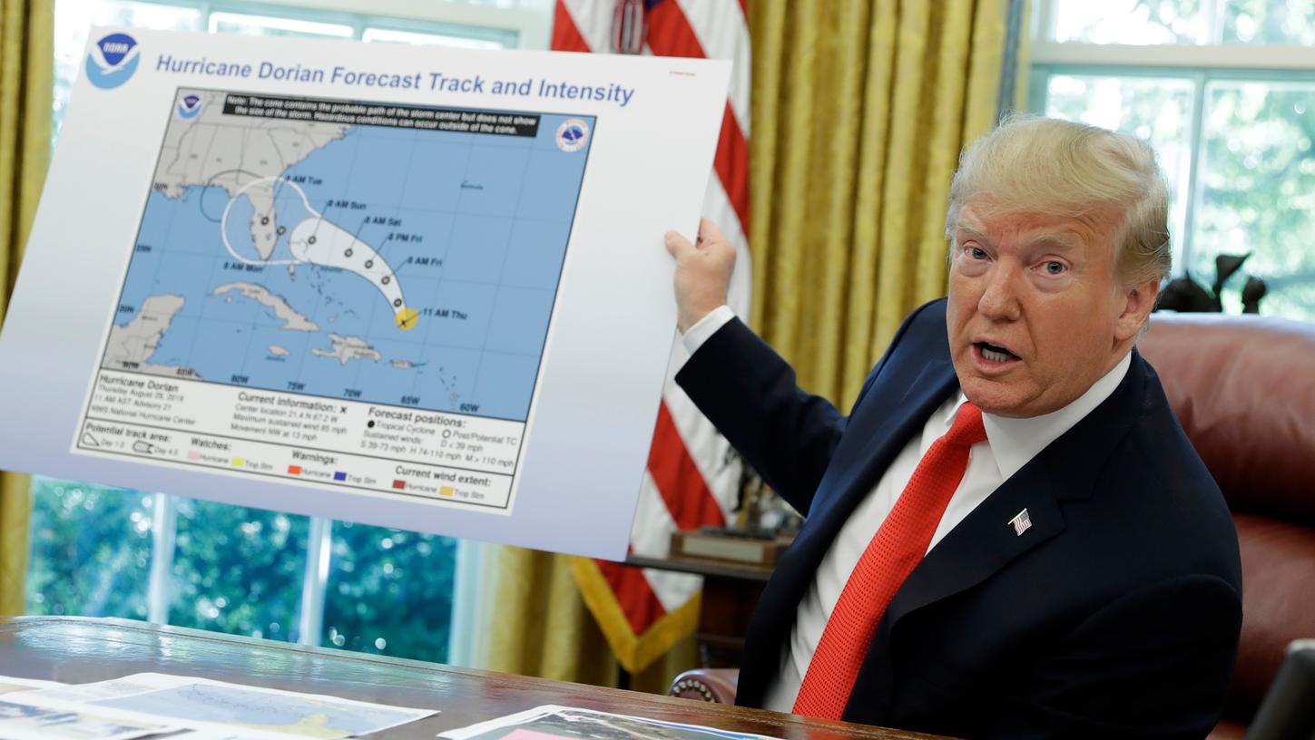 US-Präsident Donald Trump zeigt den Journalisten stolz seine eigens entworfene Wetterkarte.