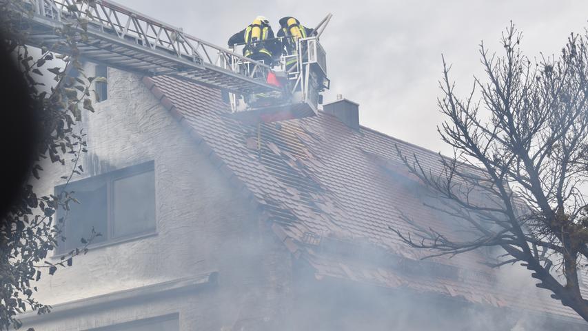 Gartenhütte brennt in Zirndorf: Flammen greifen auf Wohnhaus über