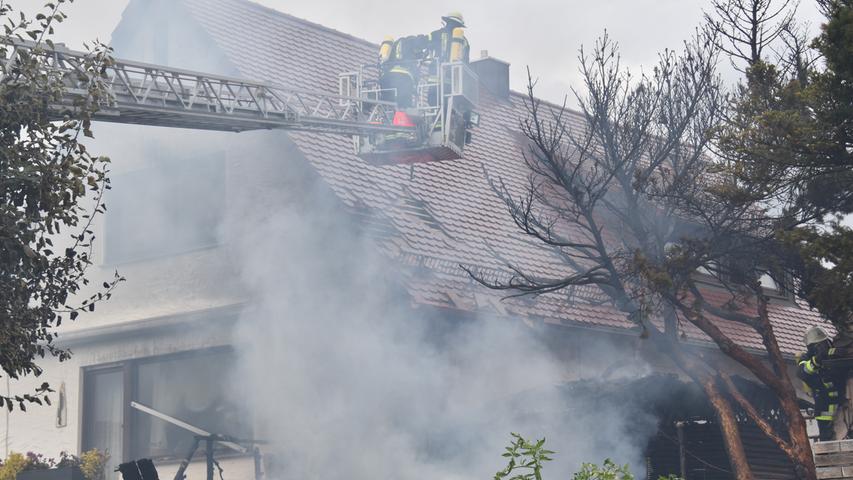 Gartenhütte brennt in Zirndorf: Flammen greifen auf Wohnhaus über
