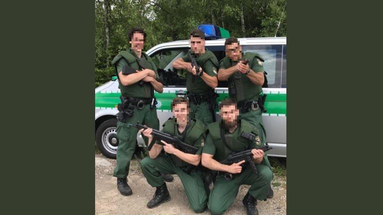Als "Terrorsquad" posierten fünf junge Beamte der Bayerischen Bereitschaftspolizei auf einem Foto.