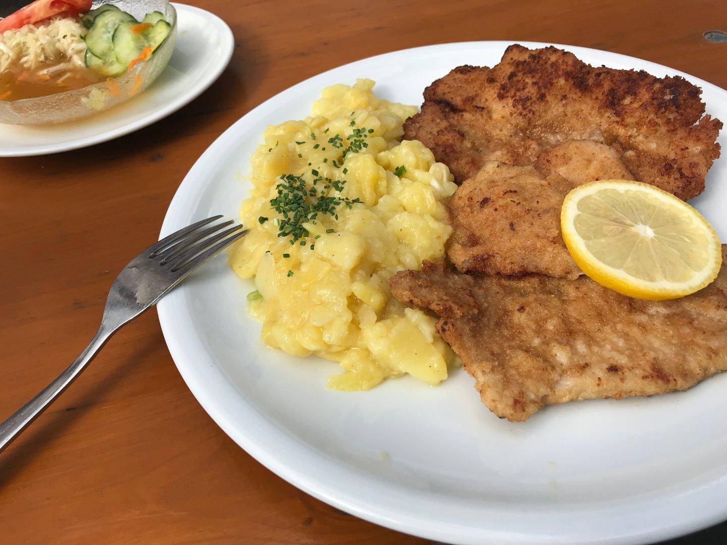 Die Gastronomie hat zu? Egal, dann veranstalten Sie halt Ihre eigene Schnitzeljagd daheim. Sie wissen schon: Zettelchen mit Hinweisen verstecken, die Kiddies müssen das Rätsel lösen und am Ende winkt ein Preis. Und wenn es ein Schnitzel ist ...
