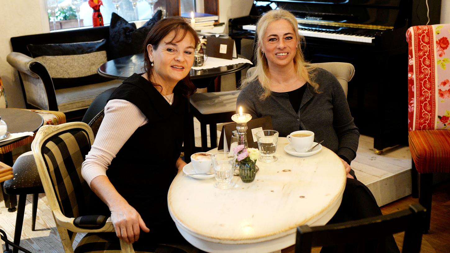 Inhaberin RoseMarie Bayer (links) übergibt ihr Cafe an ihre Mitarbeiterin Kati Wißmeier.