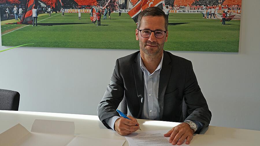 Neuer Arbeitsplatz am Neuen Zabo: Michael Wiesinger ist wieder für den 1. FC Nürnberg aktiv. Neuer Arbeitsplatz am Neuen Zabo: Michael Wiesinger ist wieder für den 1. FC Nürnberg aktiv.