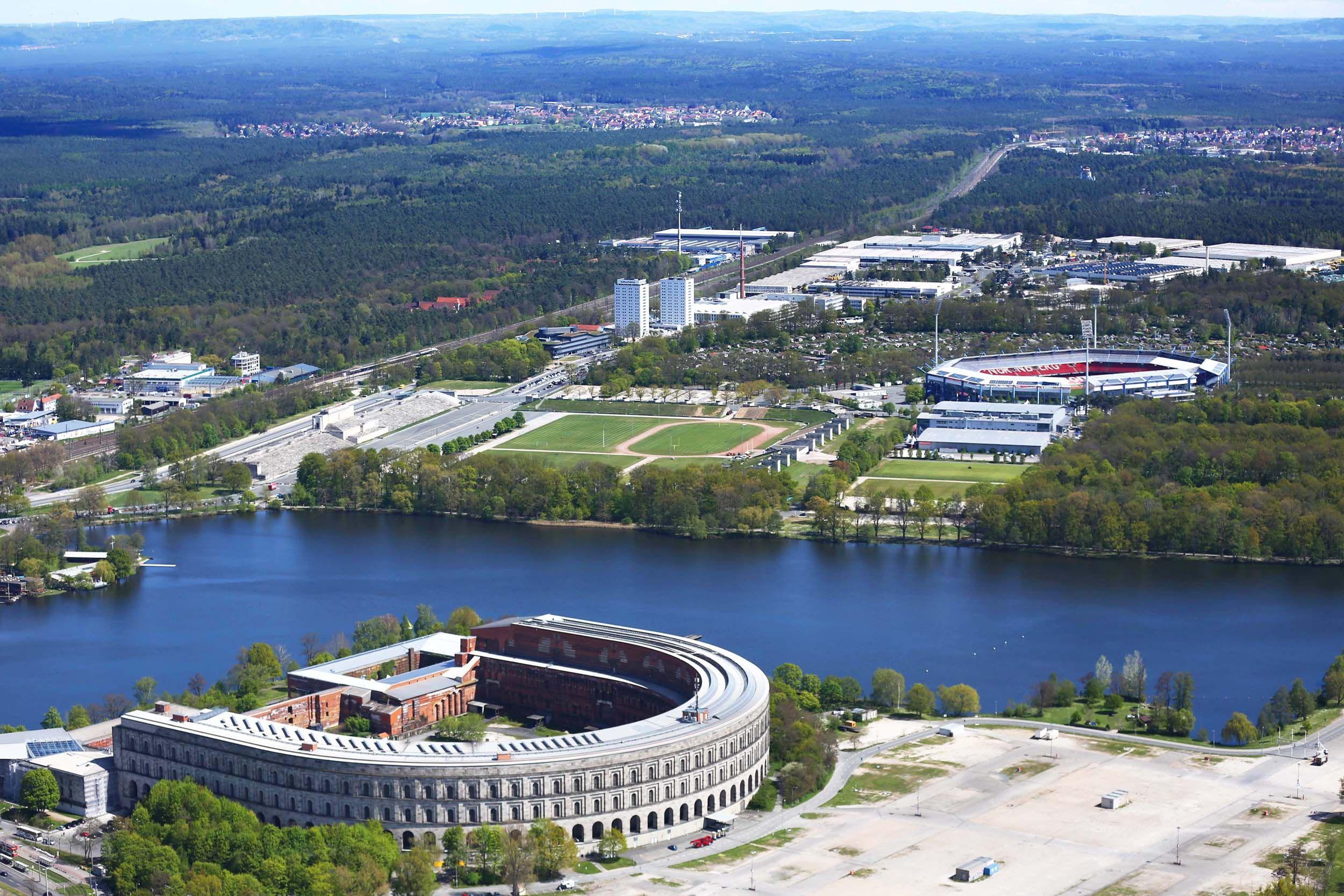 Eine Runde um den großen Dutzendteich ist 2,8 Kilometer lang. Wer möchte, belohnt sich nach dem Spaziergang für die Bewegung im Biergarten Gutmann am Nordufer des Sees.