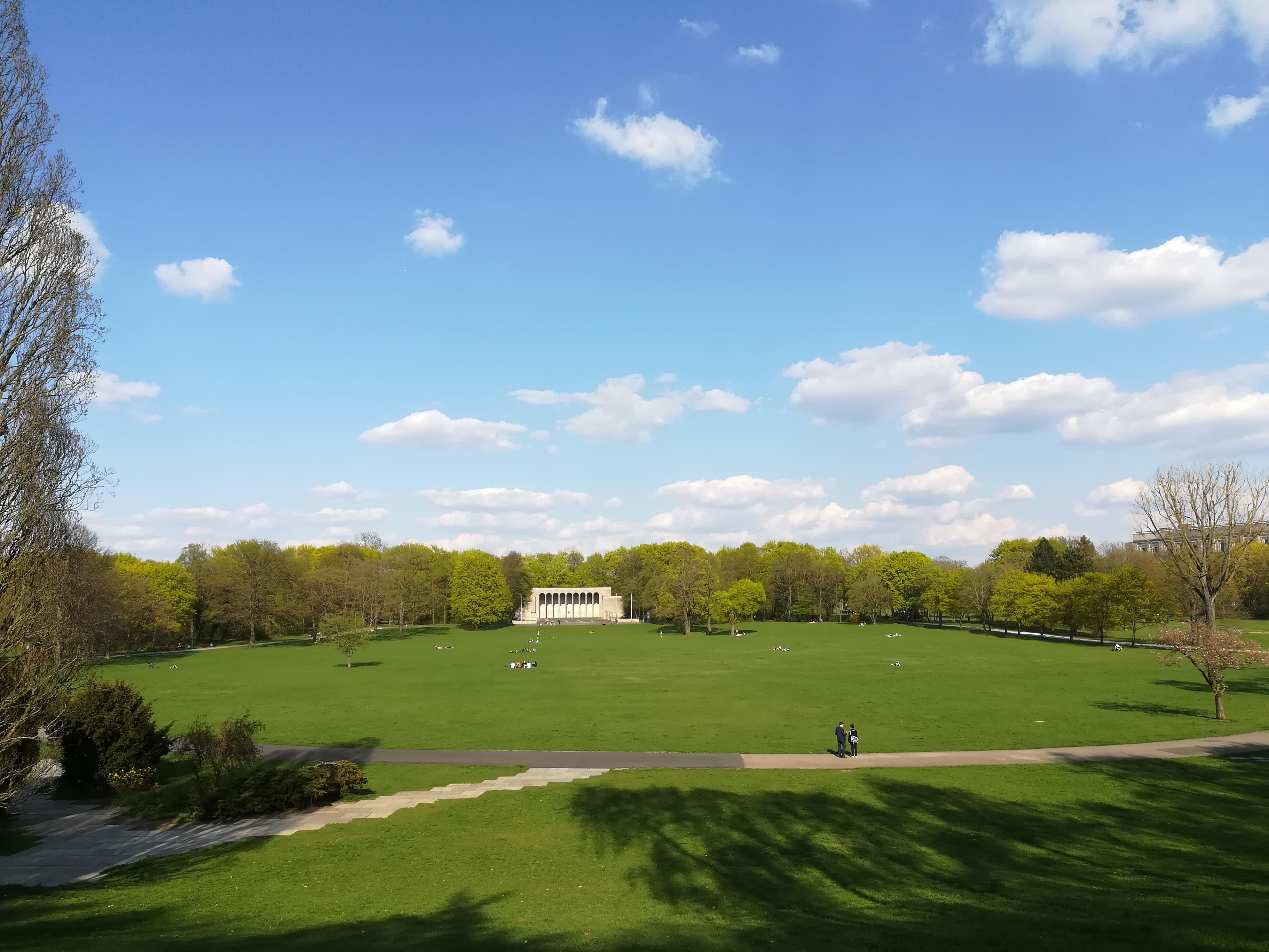 ...für einen Spaziergang mit dem Hund eignet sich das Gelände ideal. Einen Spielplatz gibt es ebenfalls.