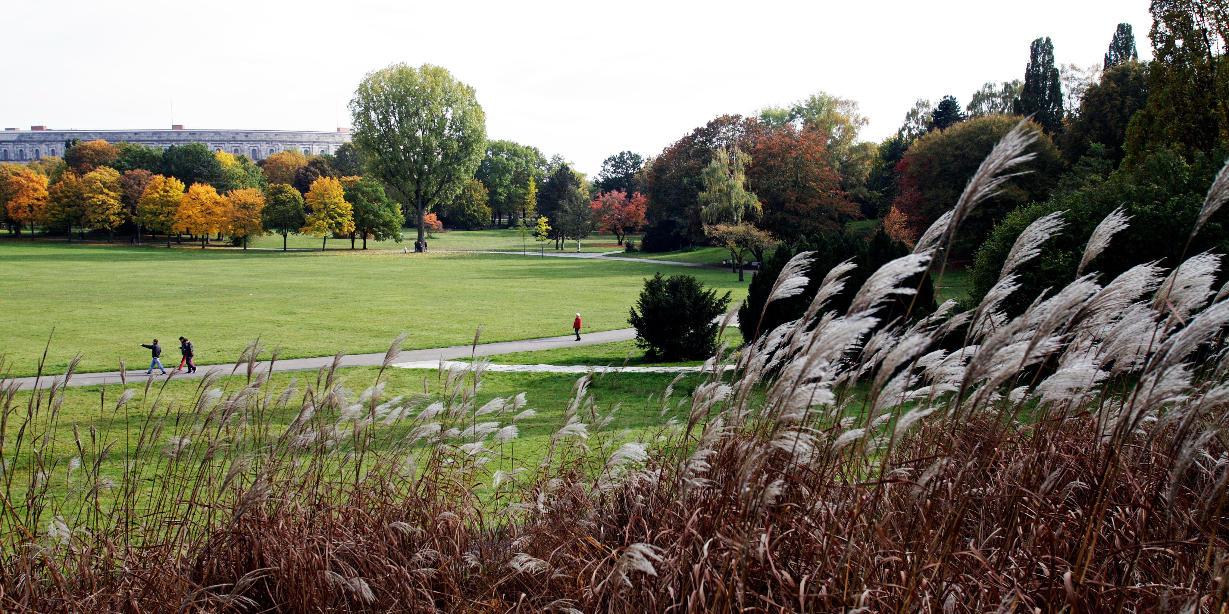 Die Parkanlage hinter der Meistersingerhalle bietet weitläufige Wiesen mit schattenspendenden Bäumen, die zu einem Picknick einladen. Aber auch...