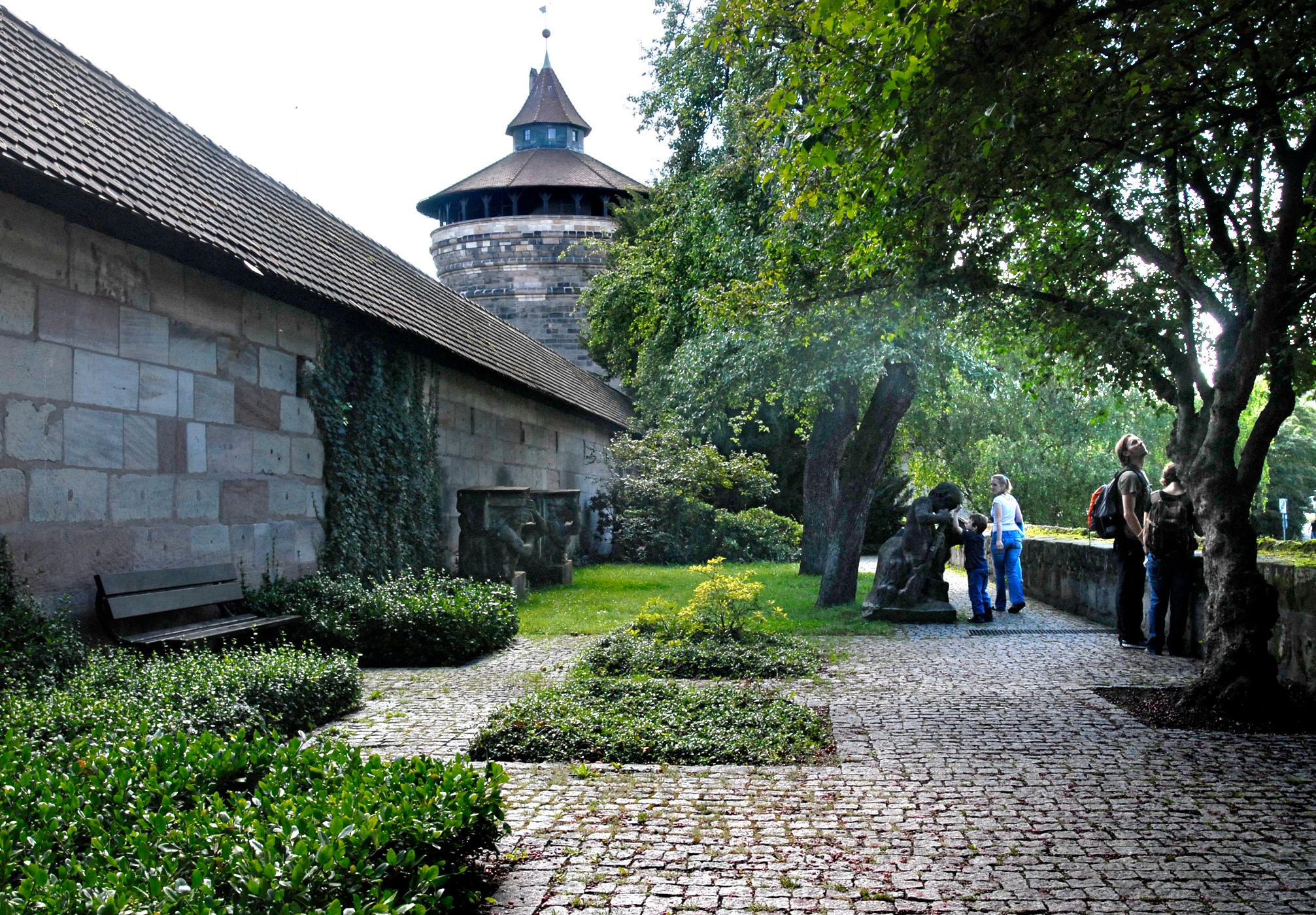 Eine besonders schöne Route zum Spazierengehen gibt es direkt in Nürnbergs Innenstadt: An der Kaiserburg vorbei und durch das Tiergärtnertor in den Burggarten. Von dort aus geht es weiter zum Bürgermeistergarten, der schon im Mittelalter dem Nürnberger Bürgermeister als Ort zum Zurückziehen und Entspannen diente. Aber Achtung: er hat nur von April bis Oktober und von 8 bis 20 Uhr geöffnet. Wer möchte kann im Anschluss auch noch den Heilkräutergarten ein Stück weiter entlang der Stadtmauer besichtigen oder gönnt sich am Hauptmarkt ein Eis.