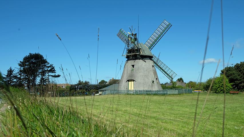 Die Amrumer Mühle ist die älteste Windmühle in Schleswig Holstein. Der Seefahrer Erk Knudten kaufte sie 1770 in Holland, verschiffte sie und ließ sie 1770/71 auf der höchsten Erhebung des Ortes wieder aufbauen.