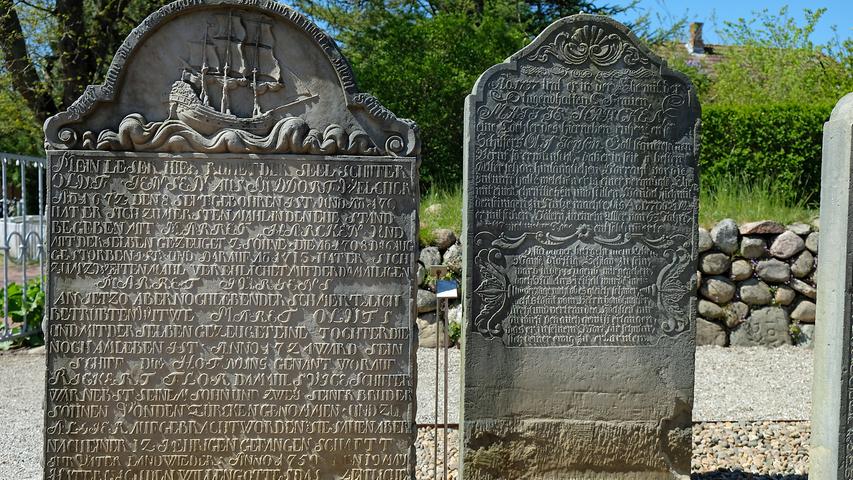 Amrum und (und auch Föhr) sind für solche "Sprechenden Grabsteine" bekannt. Ihre Inschriften berichten vom Leben der Verstorbenen; teilweise enthalten sie Bibelzitate. Auf Amrum stehen die denkmalgeschützten Steine auf einem Sonderareal des Friedhofs an der Clemens-Kirche.