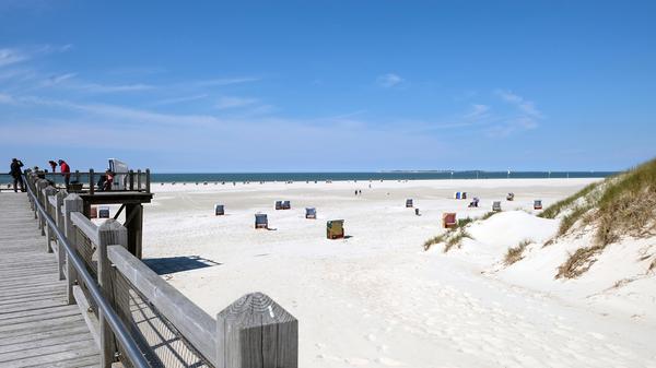 Doch der wahre heutige Schatz der Insel ist der Kniepsand, der auf der Westseite ausgedehnte Strände gebildet hat. Hier kann man auch in der Hochsaison vollkommen ungestört spazieren gehen. Der Sand ist fast weiß und feiner als in der Karibik.