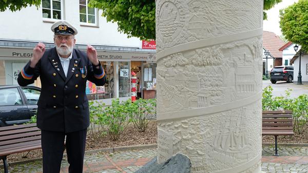 An der Wyker Stadtsäule kommt Knudt Kloborg so richtig in Fahrt. Sie wurde zum Jubiläum 100 Jahre Wyker Stadtrecht 2010 in Auftrag gegeben und erzählt prägende Ereignisse aus der Geschichte Wyks in Bildern.