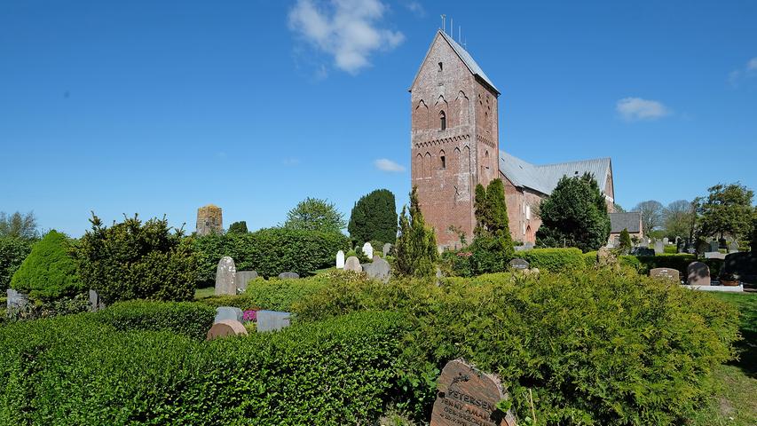 Die Kirche St. Laurentii in Süderende entstand vermutlich im 12. Jahrhundert. Die älteste urkundliche Erwähnung datiert um das Jahr 1240.