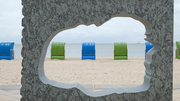 Dieser Granitstein zeigt die Umrisse der Insel Föhr. Die Arbeit des jungen Steinmetzmeisters Markus Thiessen ist das Gegenstück zum Gezeitenbrunnen am Ende der Promenade.