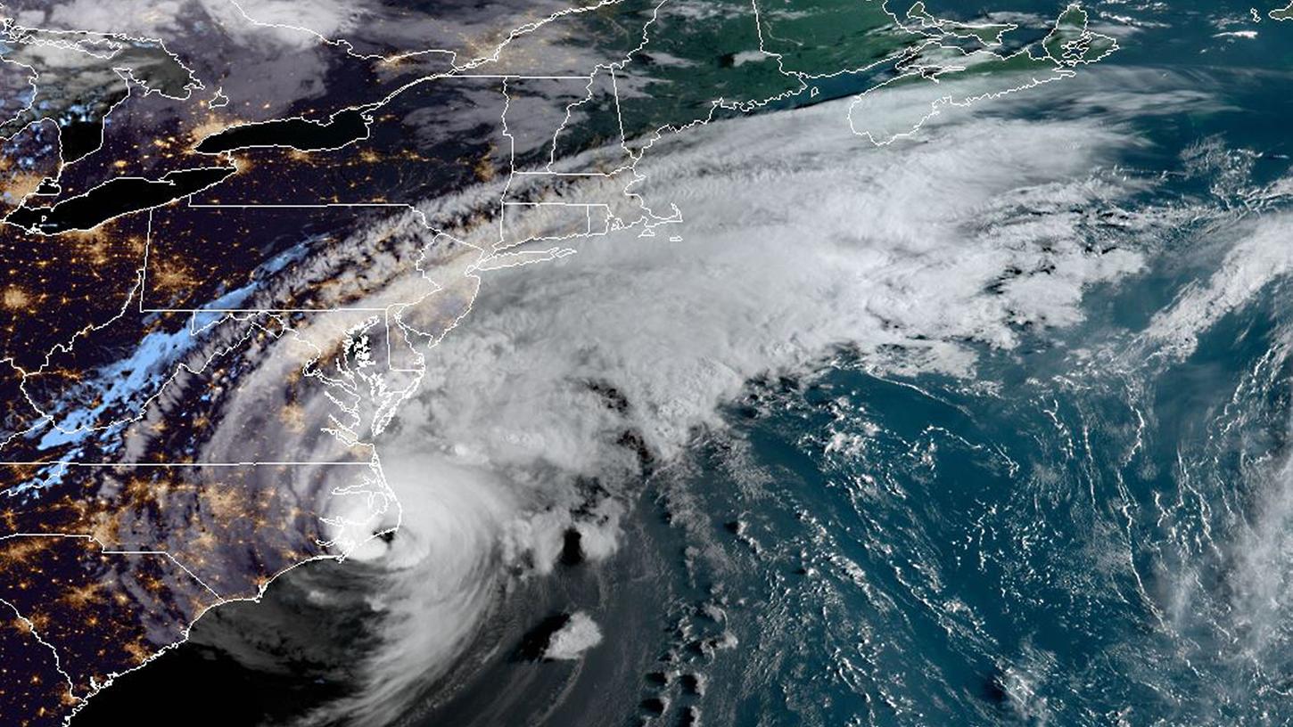 In der Nacht zu Freitag erreichte der Sturm noch Windgeschwindigkeiten von bis zu 150 Kilometern in der Stunde, was der niedrigsten Hurrikan-Kategorie 1 entspricht.